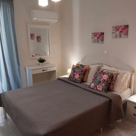 Lilis Apt In Center With Sea View Karpathos Exterior foto