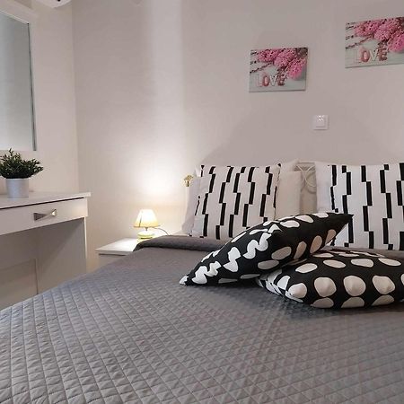 Lilis Apt In Center With Sea View Karpathos Exterior foto