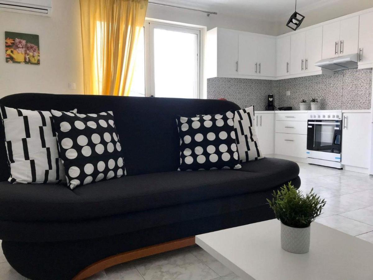 Lilis Apt In Center With Sea View Karpathos Exterior foto