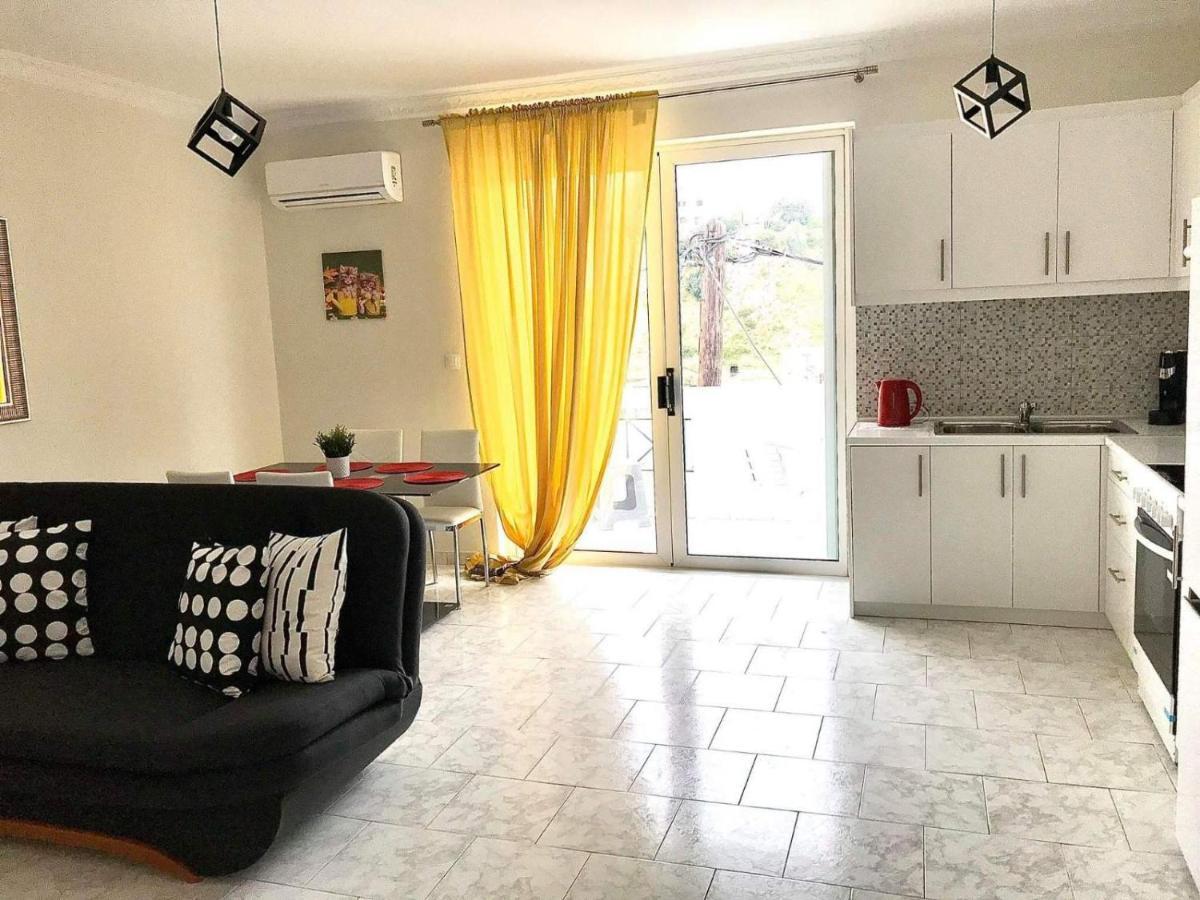 Lilis Apt In Center With Sea View Karpathos Exterior foto