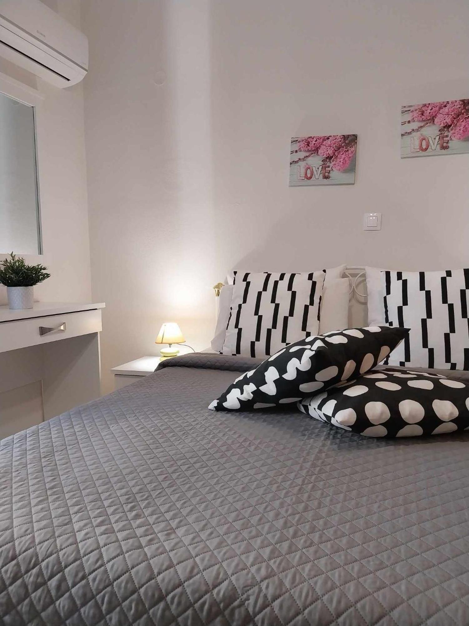 Lilis Apt In Center With Sea View Karpathos Exterior foto